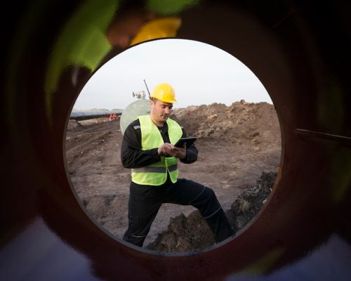 shot-oilfield-worker-checking-quality-gas-pipes-construction-site_342744-363 shot-oilfield-worker-checking-quality-gas-pipes-construction-site_342744-363